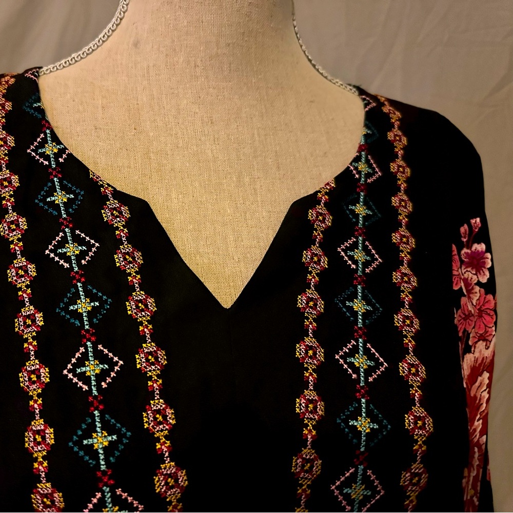 NWT Style & Co in size 0X top in a boho look and handkerchief hem in blue